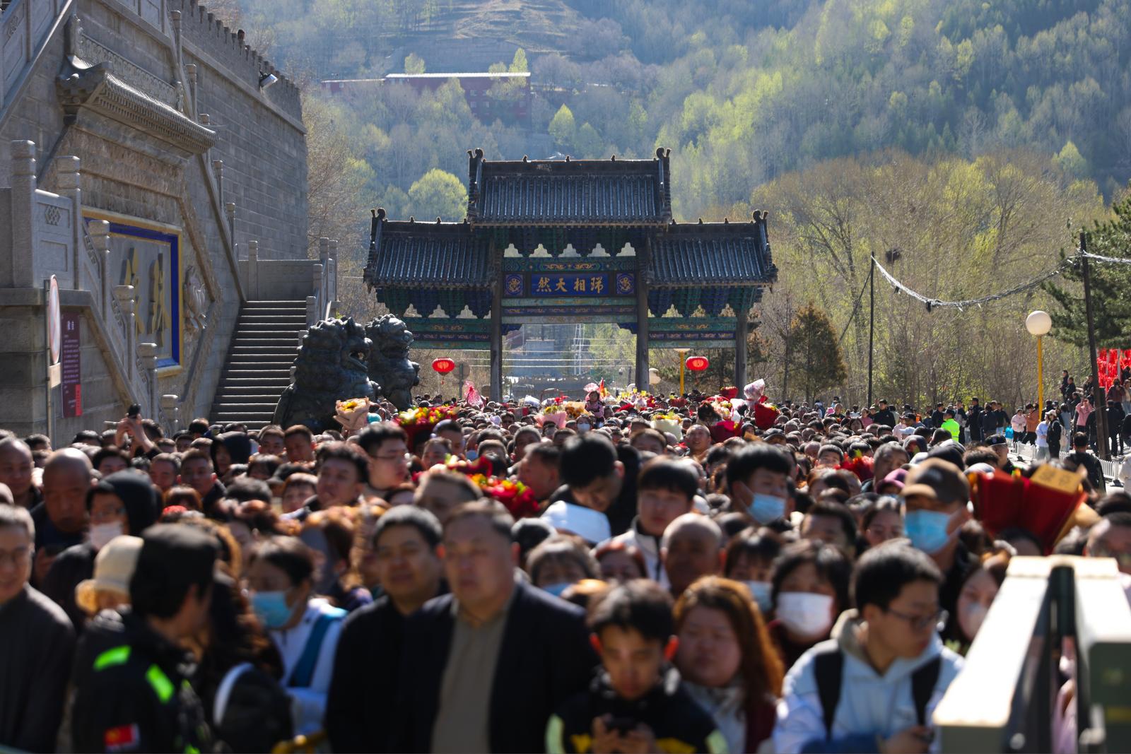 假日期间,游客在忻州市五台山景区参观游览。