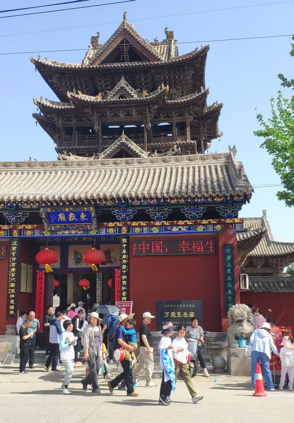 中华第一木楼——万荣飞云楼,游人如织、人气爆棚,热闹非凡。