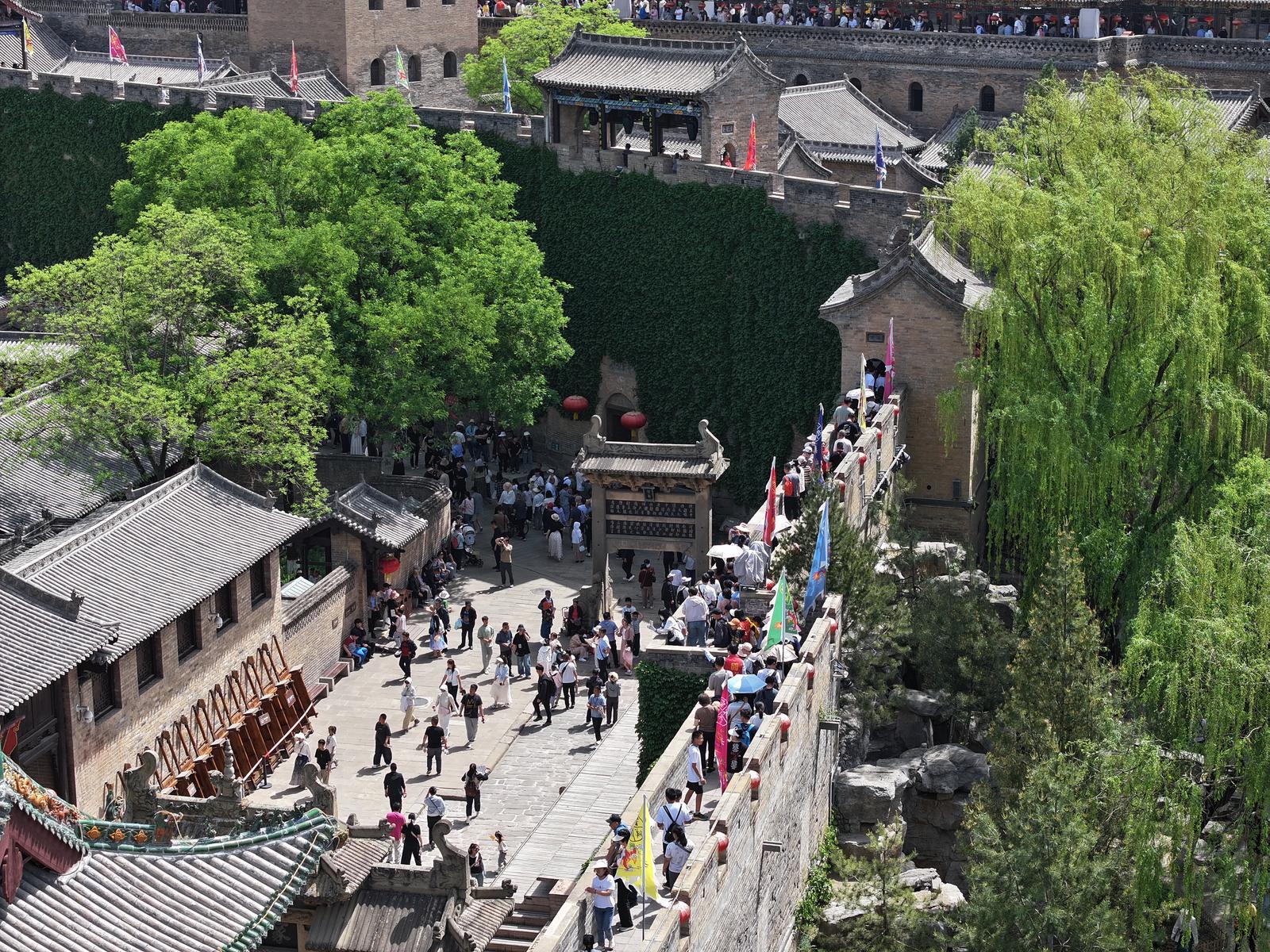 游客在晋城市皇城相府景区参观游览