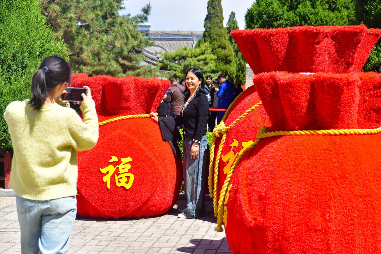 游客在朔州市崇福寺拍照留念