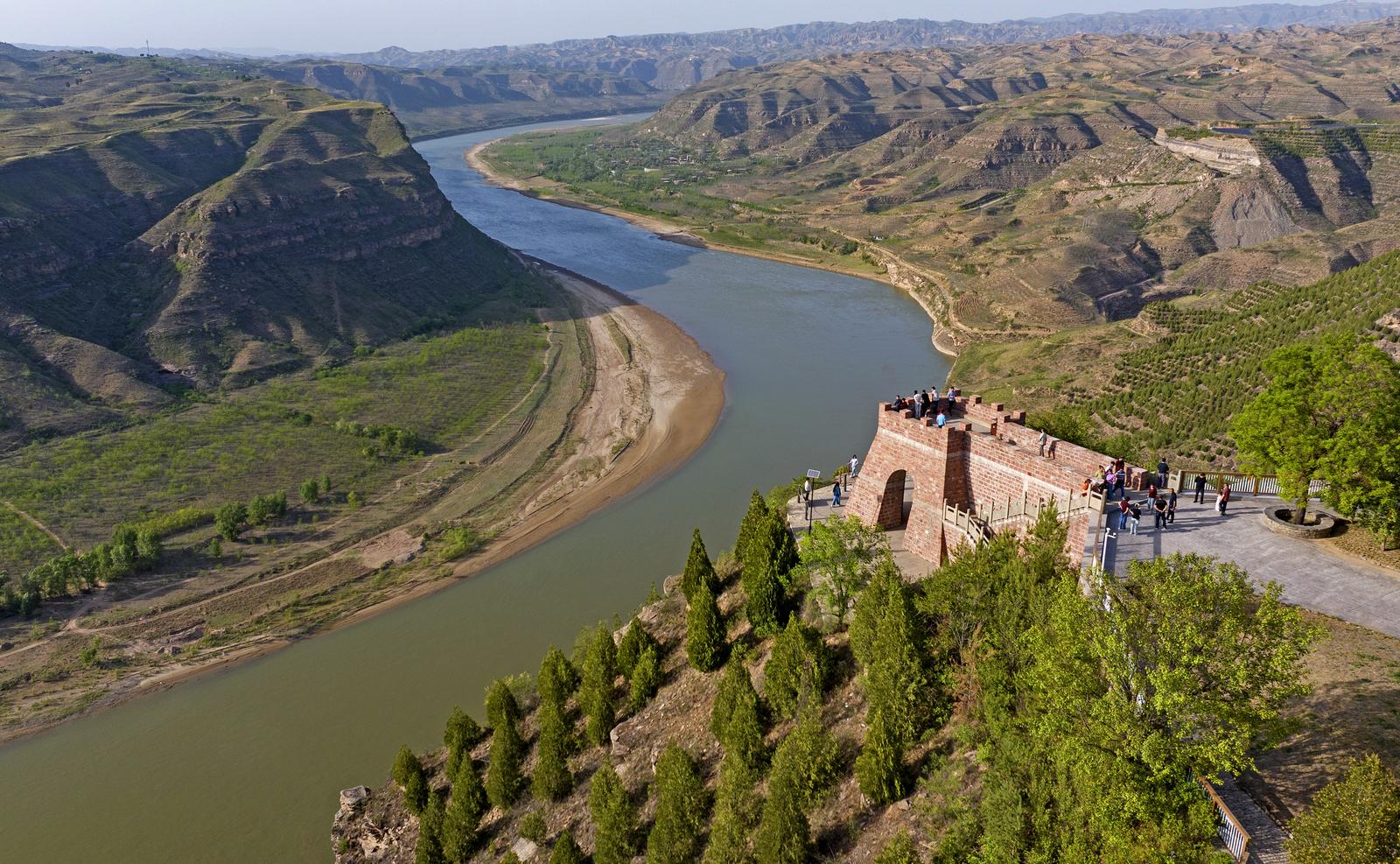游客在临汾市永和黄河乾坤湾景区内游玩