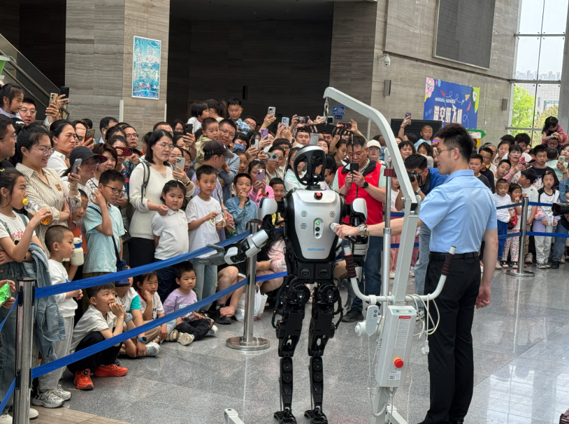 活动现场,观众正在与人形机器人互动