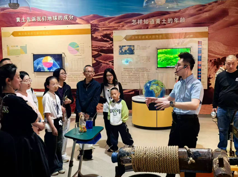 科技辅导员正在讲解深井钻探技术