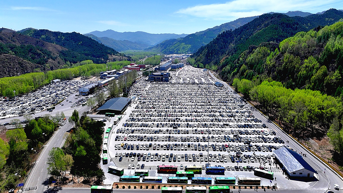 自驾游车辆停满车场