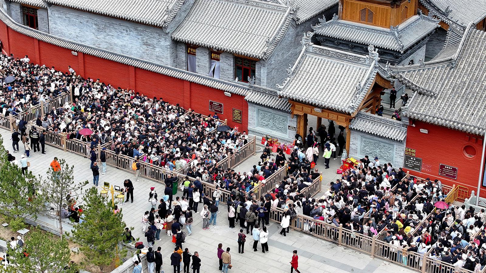 大量游客有序参观游览