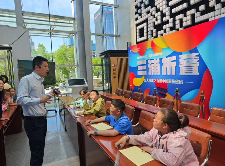 科技辅导员为孩子们讲解三浦折叠法的原理