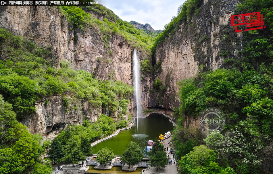 五一小长假藏山景区游人如织