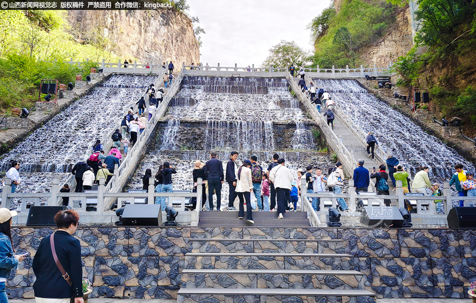 五一小长假藏山景区游人如织