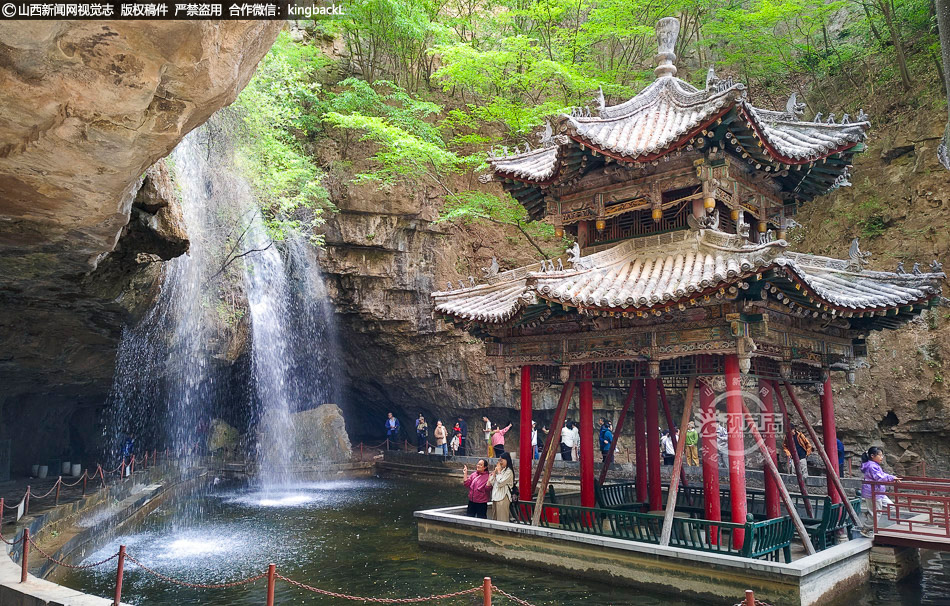 五一小长假藏山景区游人如织