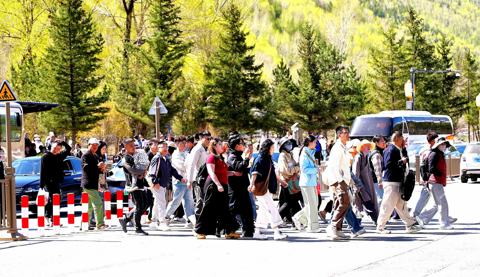 大批外地游客到访五台山
