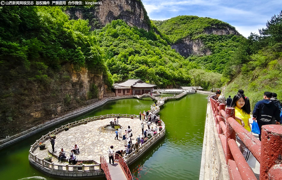 五一小长假藏山景区游人如织