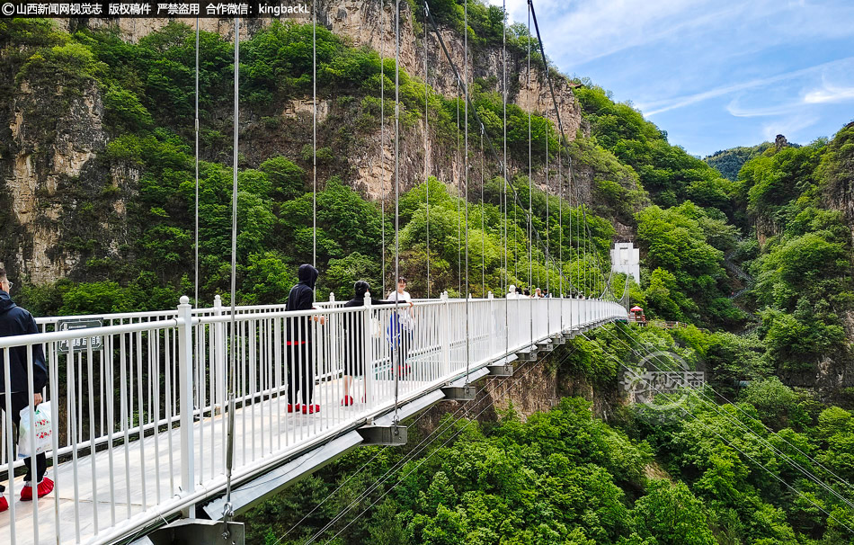 五一小长假藏山景区游人如织