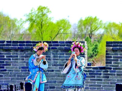 游客在平遥古城的城墙上拍照留念。平遥县委宣传部供图 守护千年根脉 留住历史记忆