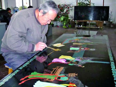 国家级非遗代表性传承人薛金生在制作平遥推光漆器。平遥县委宣传部供图 守护千年根脉 留住历史记忆