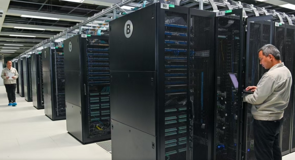 机房内工作人员正在进行设备维护