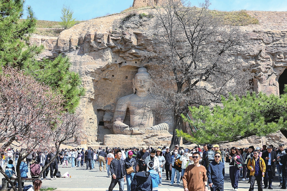 第20窟大佛前游人如织。