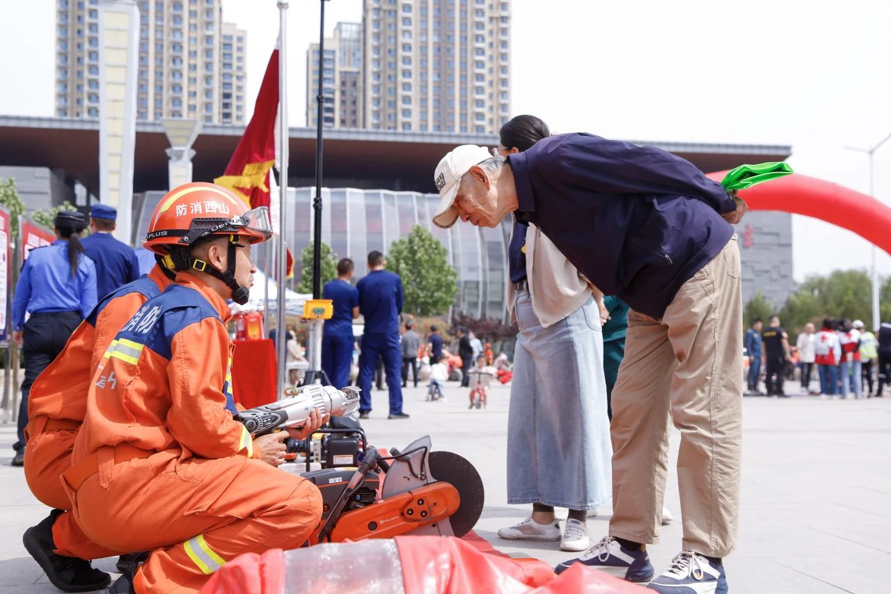 消防宣传员向市民展示消防器械。