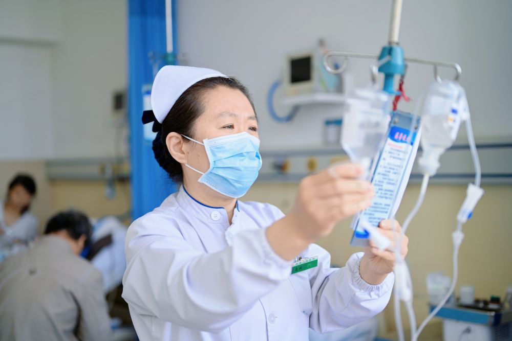 图为山西祁县人民医院的护士正在护理患者。新华社发