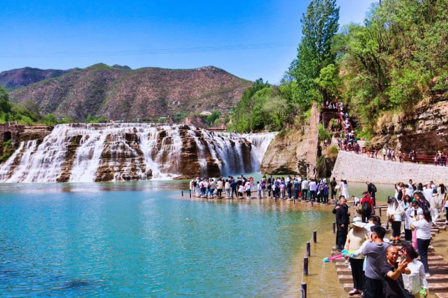 赤壁悬流景区将“流量”化为“留量”,以服务留住游客。