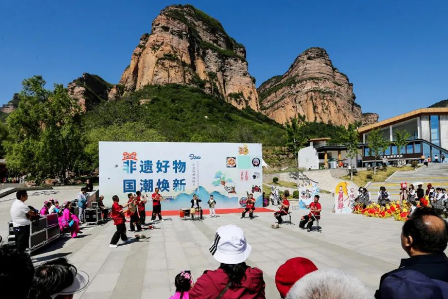 黄崖洞文化旅游区推出“非遗好物 国潮焕新”主题特色活动。