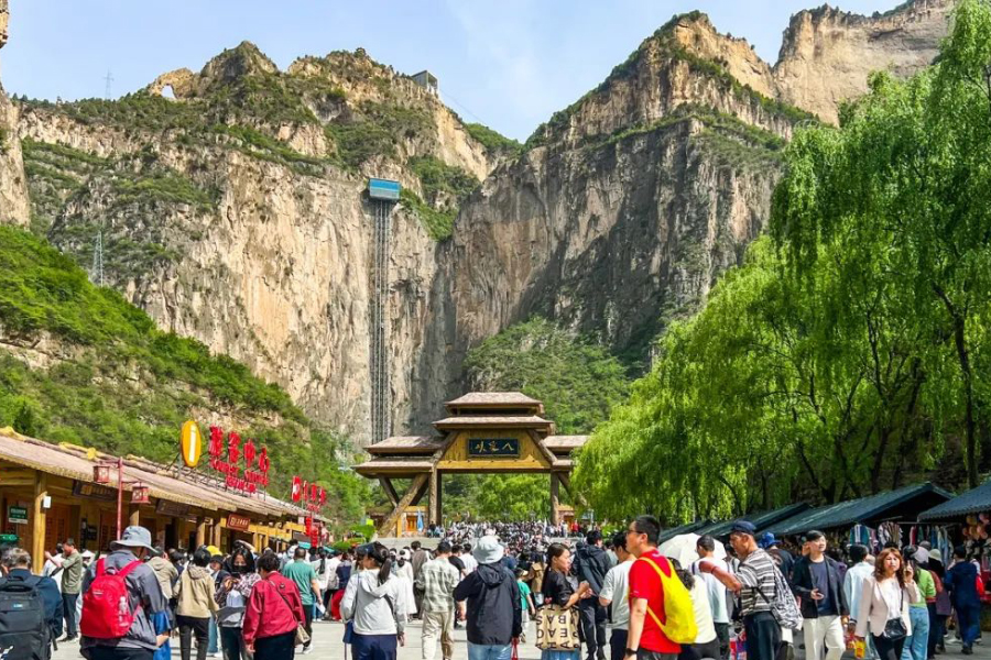 太行山大峡谷八泉峡景区游人如织,热闹非凡。