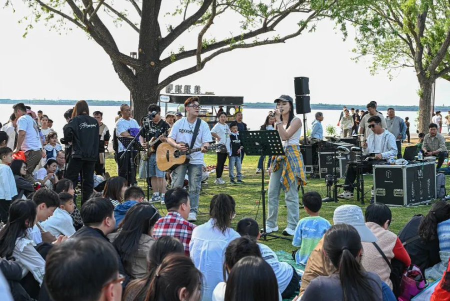 湖畔草坪音乐,搭建起市民与艺术的桥梁。