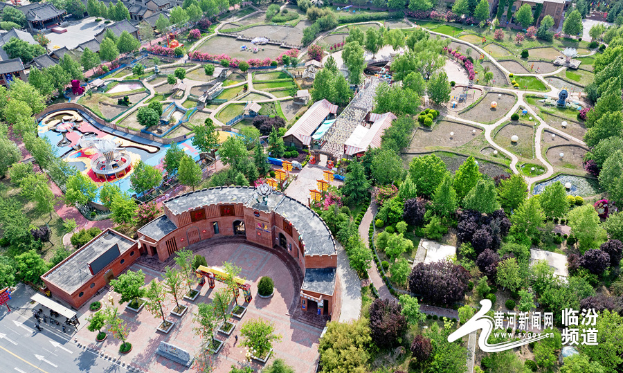 山西省临汾市襄汾县荷花小镇初夏景色。