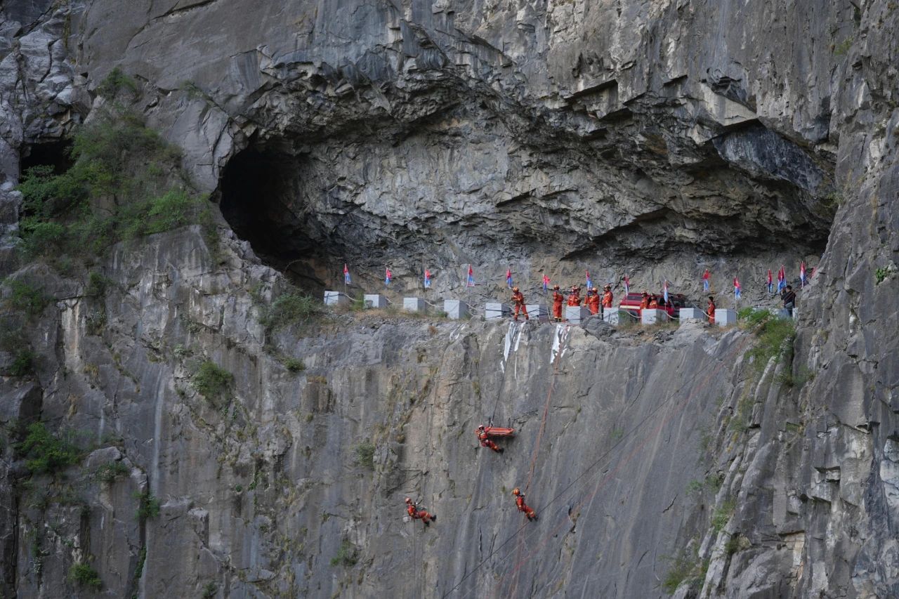 实战模拟崖壁救援。