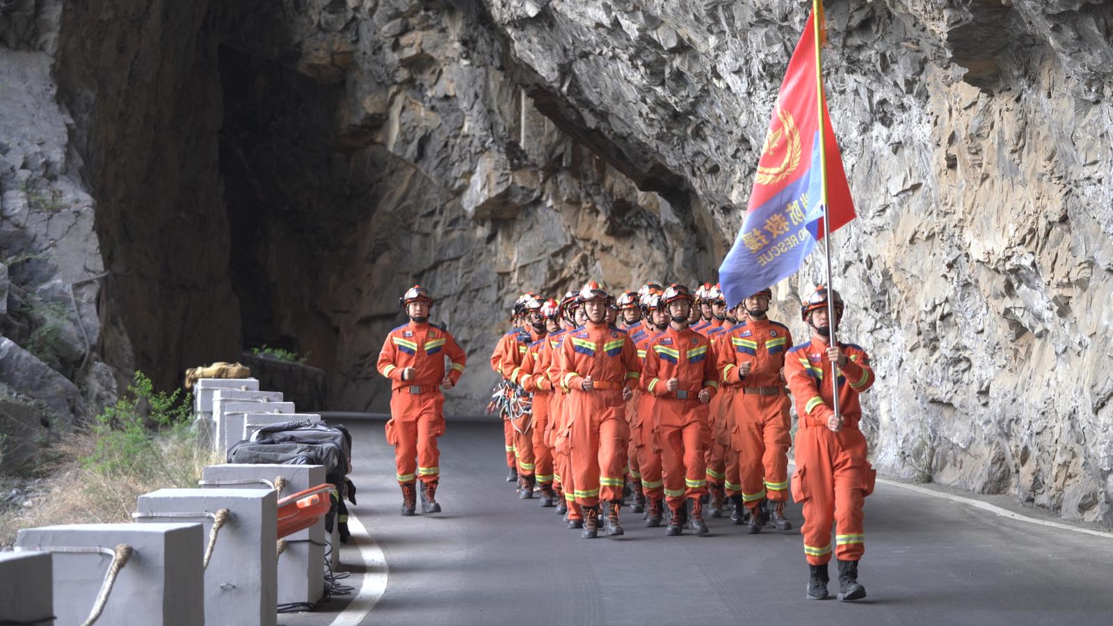 山西消防开展山岳救援实战演练。