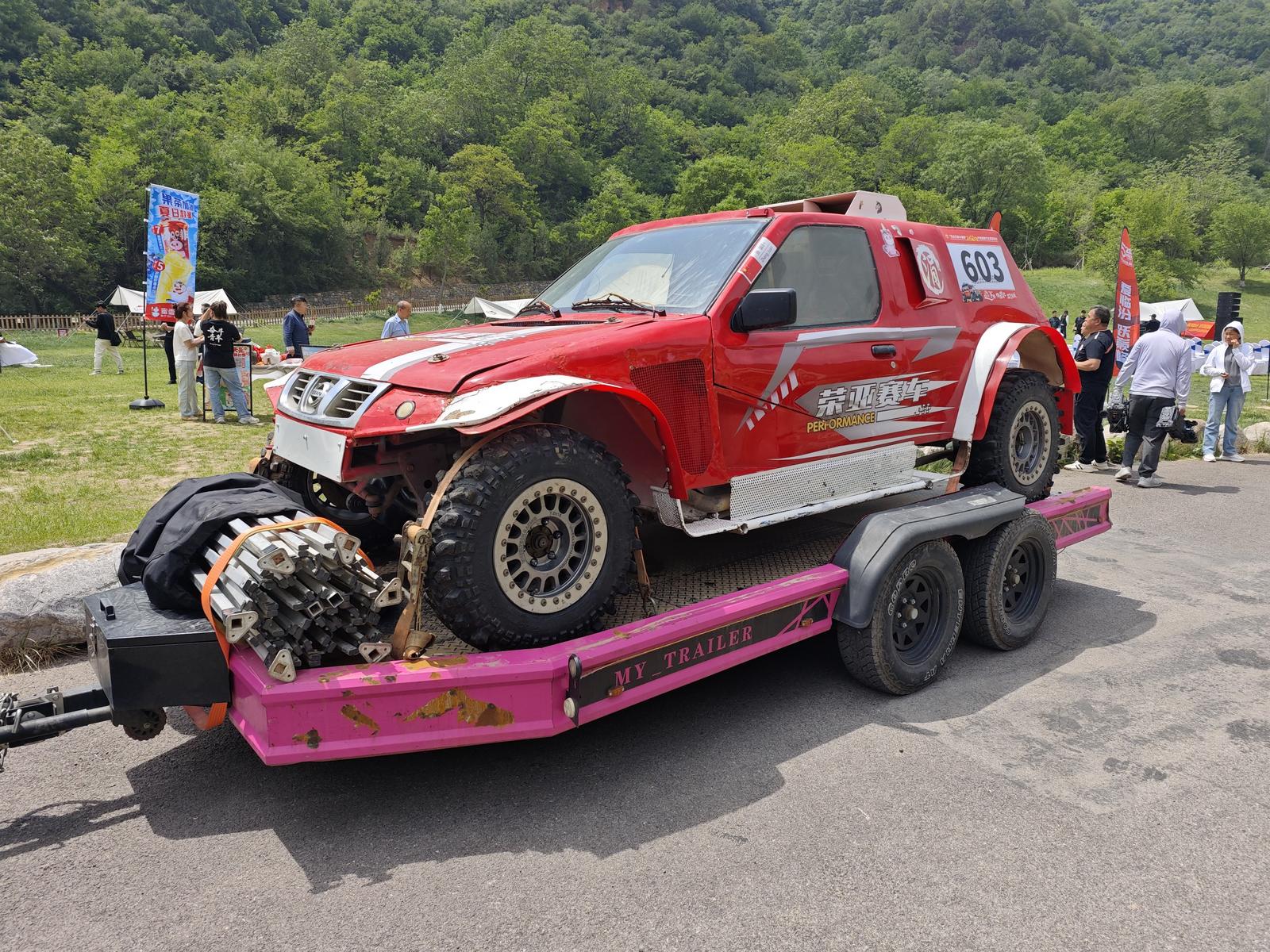 发布会现场展示的参赛车辆