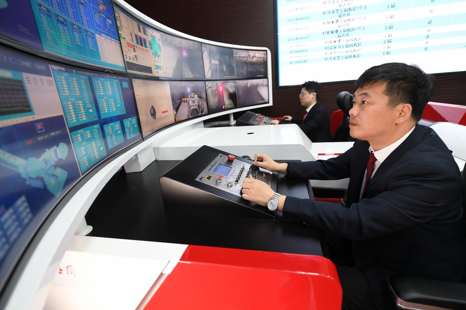 人工智能赋能山西传统制造业产业改造提升,图为华阳集团智能化远程采煤控制系统。