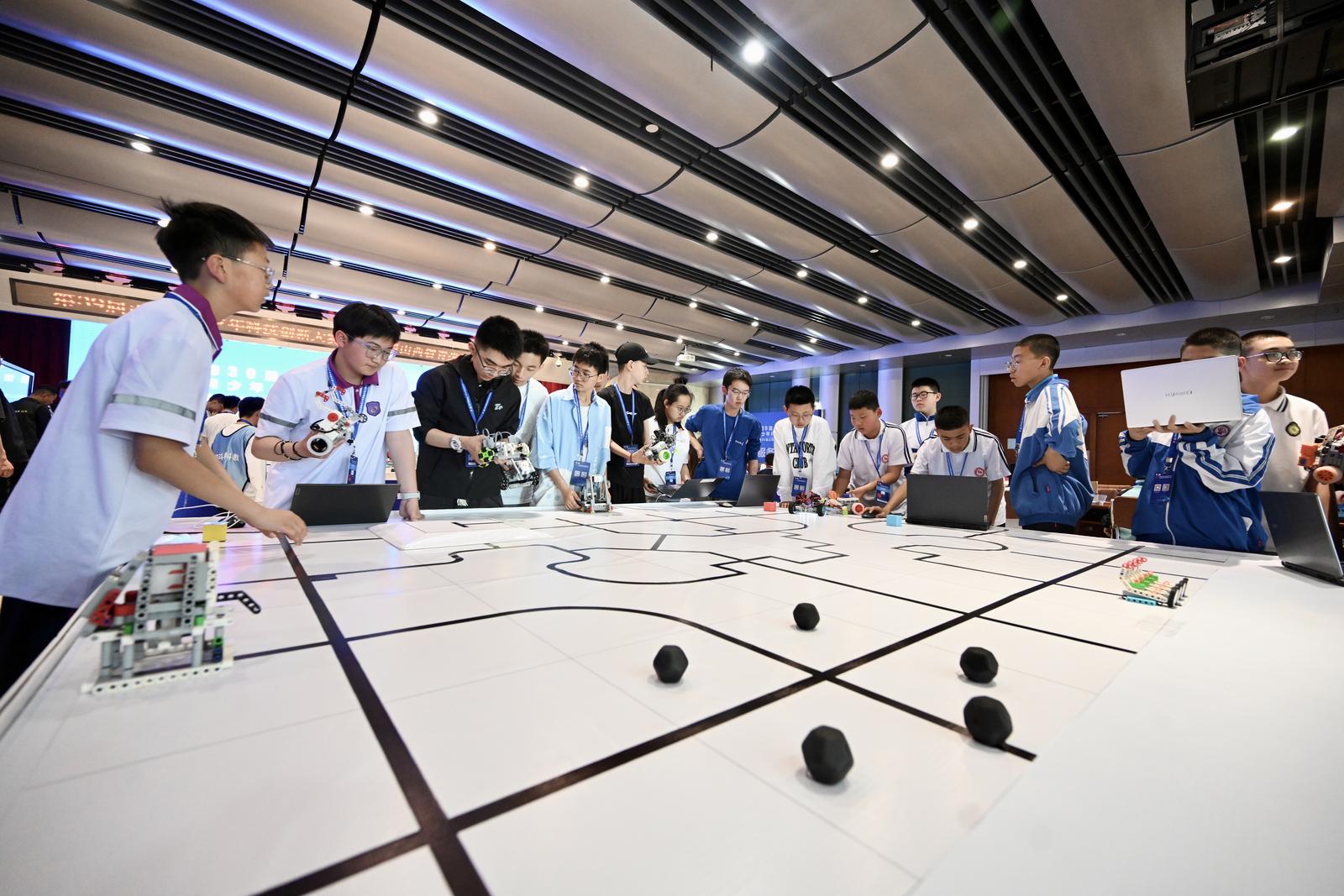 近日,第39届山西省青少年科技创新大赛暨第24届山西省青少年机器人竞赛在省科技馆隆重举行,165支机器人战队参加大赛,选手们沉浸式体验智能科技脉搏,激发人工智能探索热情。杨晨玉摄