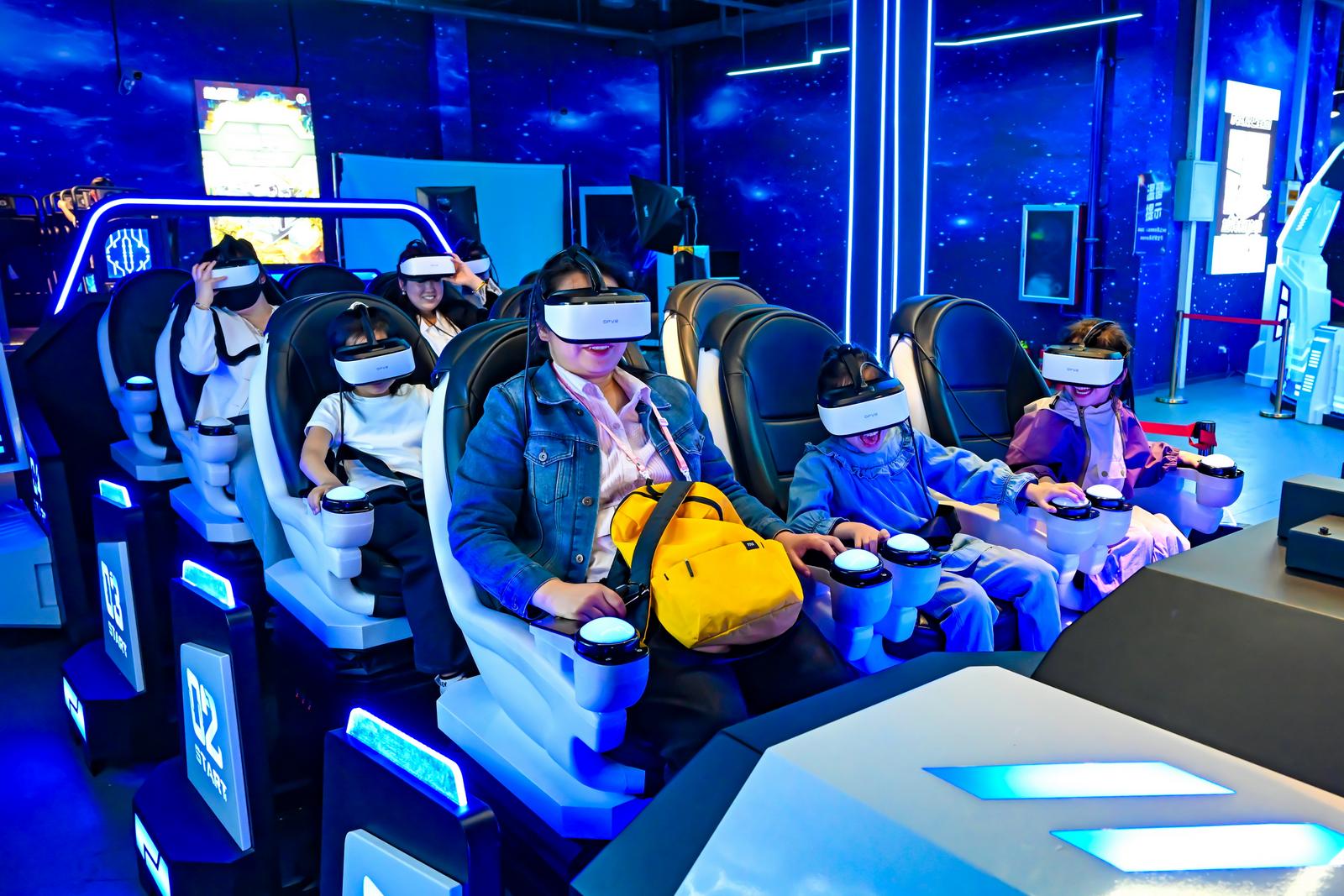 在长治振兴小镇元宇宙体验馆内,游客通过VR设备享受跨越时空的奇妙体验。众多科技文旅活动通过数字化平台和场景创新,让文化“可感知”、科技“有温度”。梁栋摄