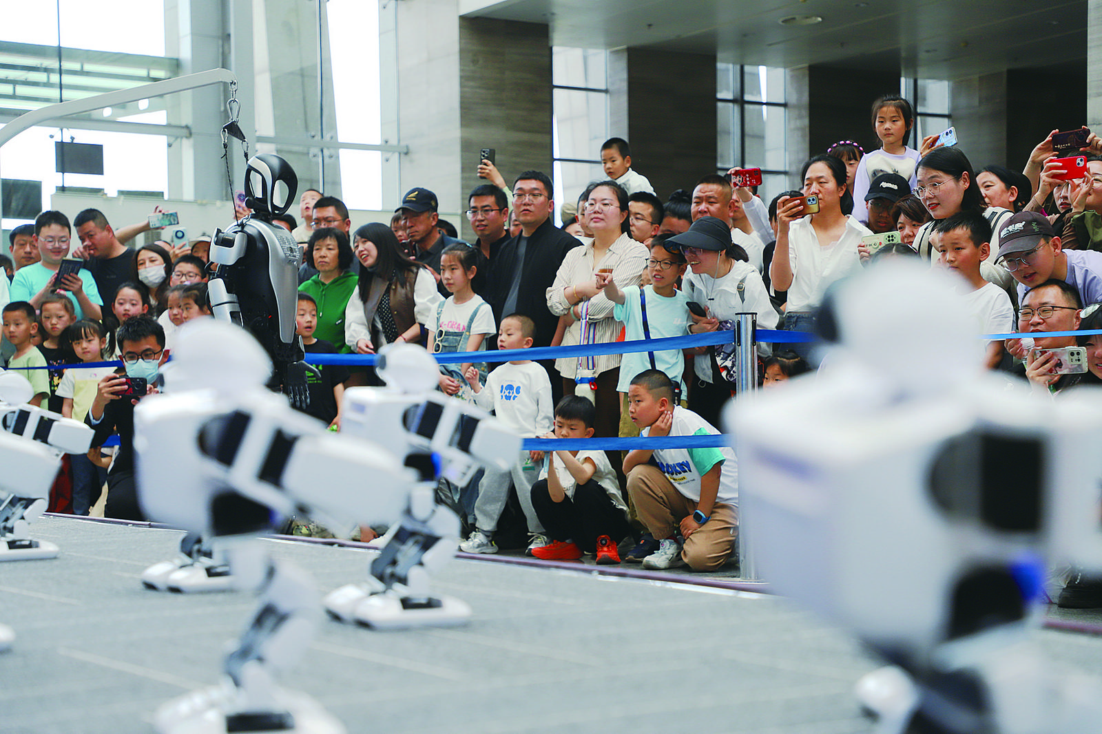 山西省科技馆内,市民正在观看机器人表演。“五一”假期,该科技馆推出人形机器人表演活动,让众多科技爱好者在假期里与人形机器人零距离接触。本报记者阮洋摄