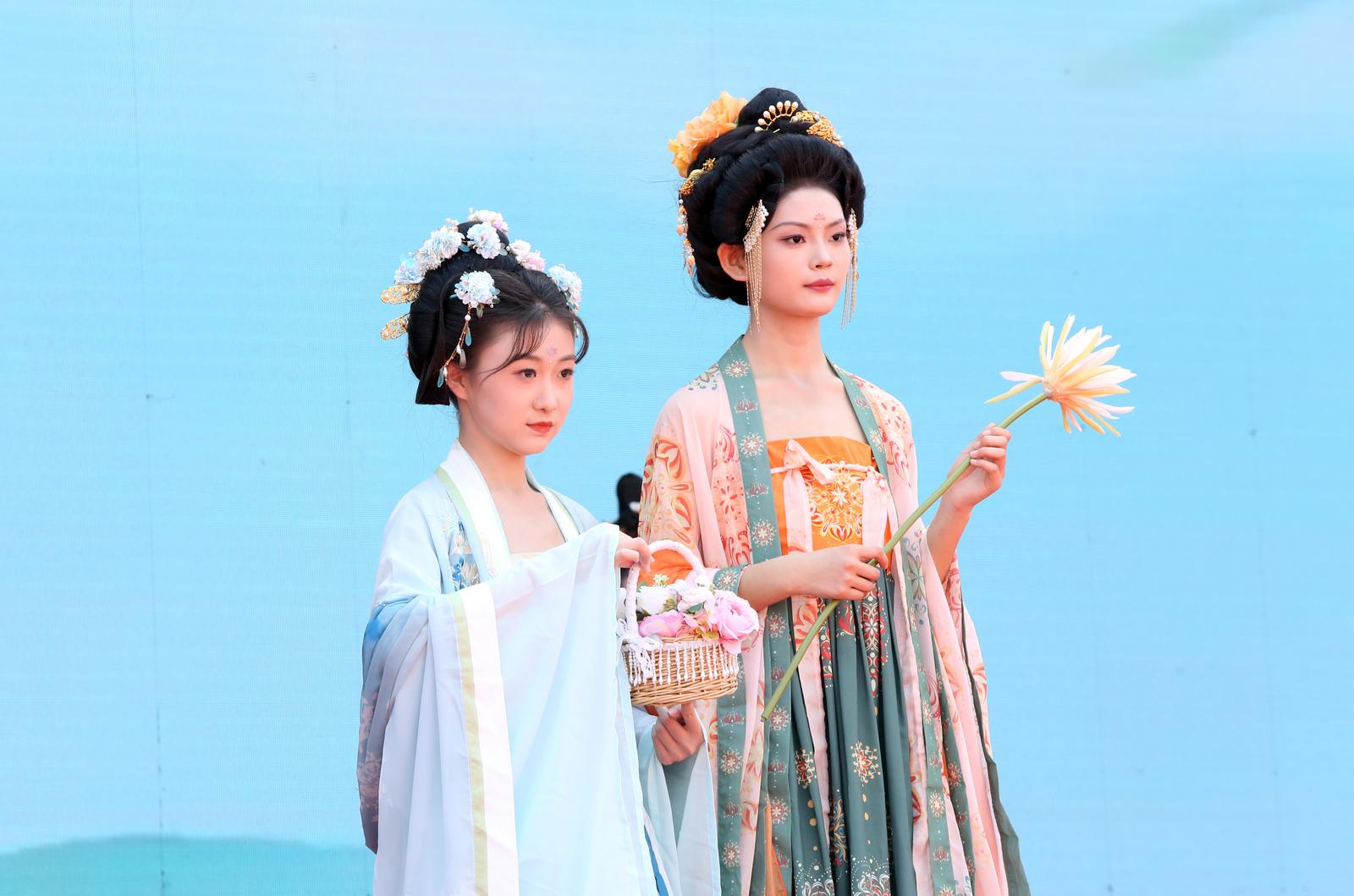 舞台上靓丽的造型展示