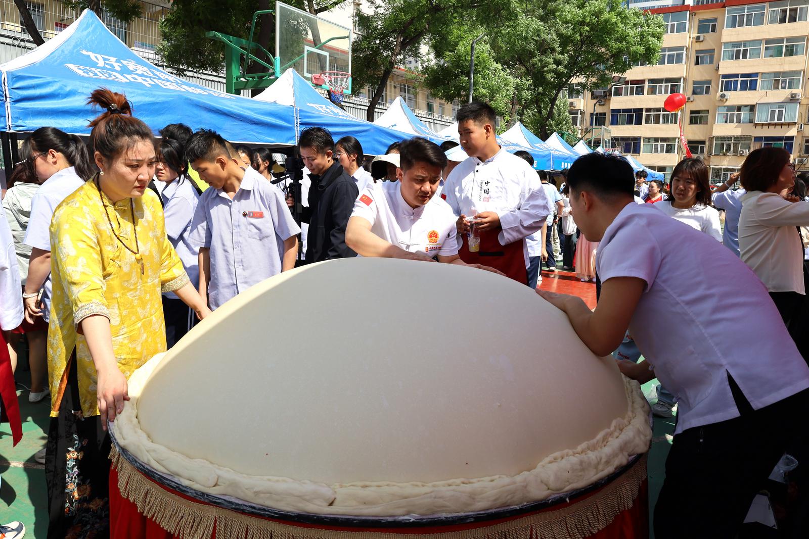 现场制作直径1.8米的面气球