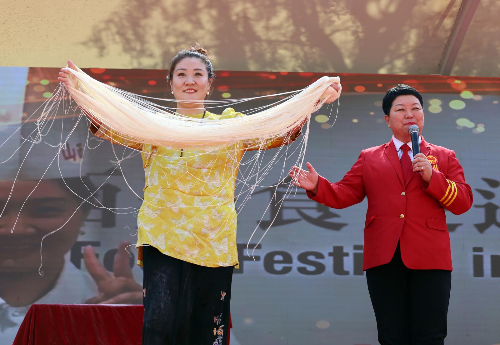 职教老师、山西省十佳面点师鲍雪薇现场展示山西特色面食技艺