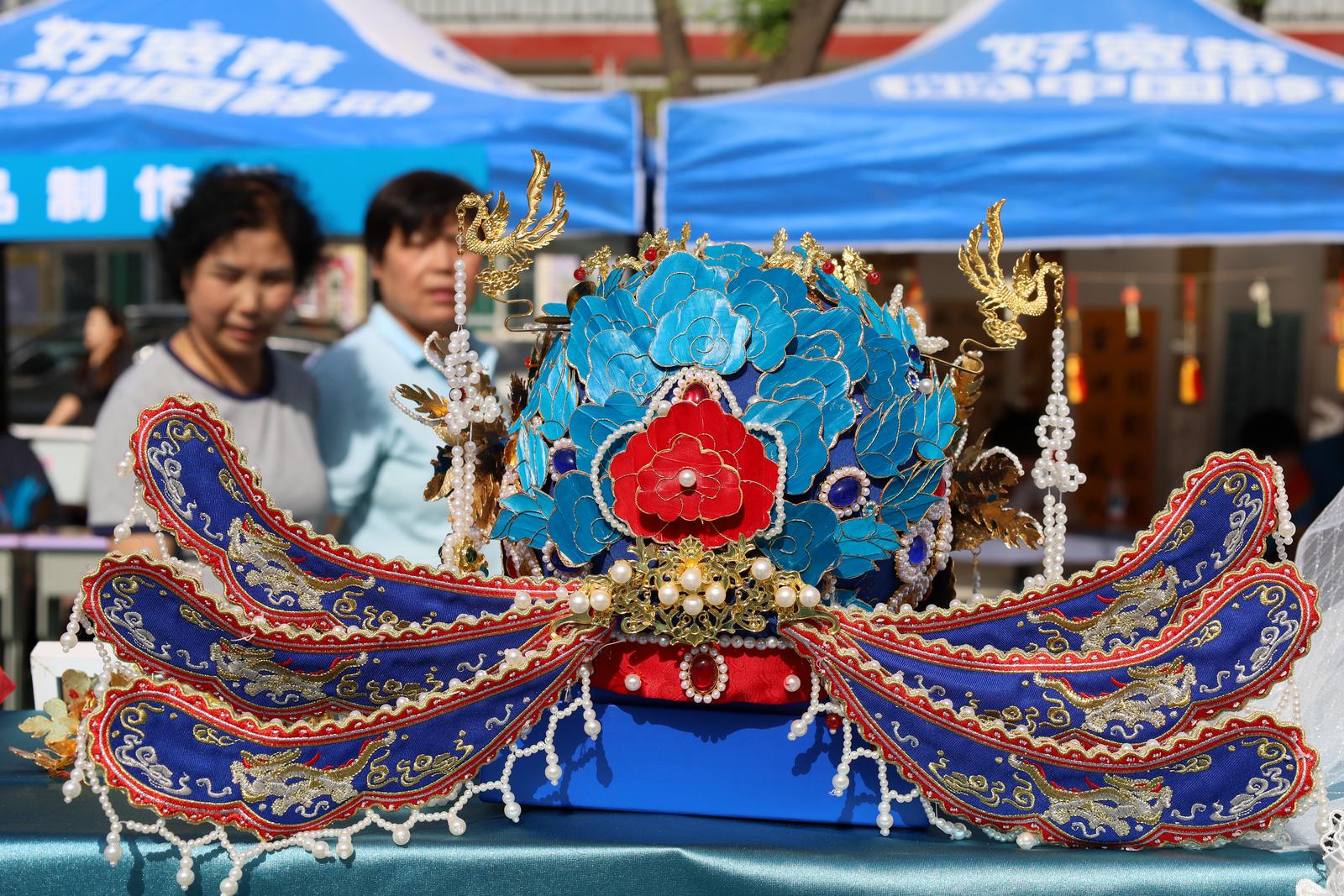 同学们制作的凤冠头饰吸引眼球