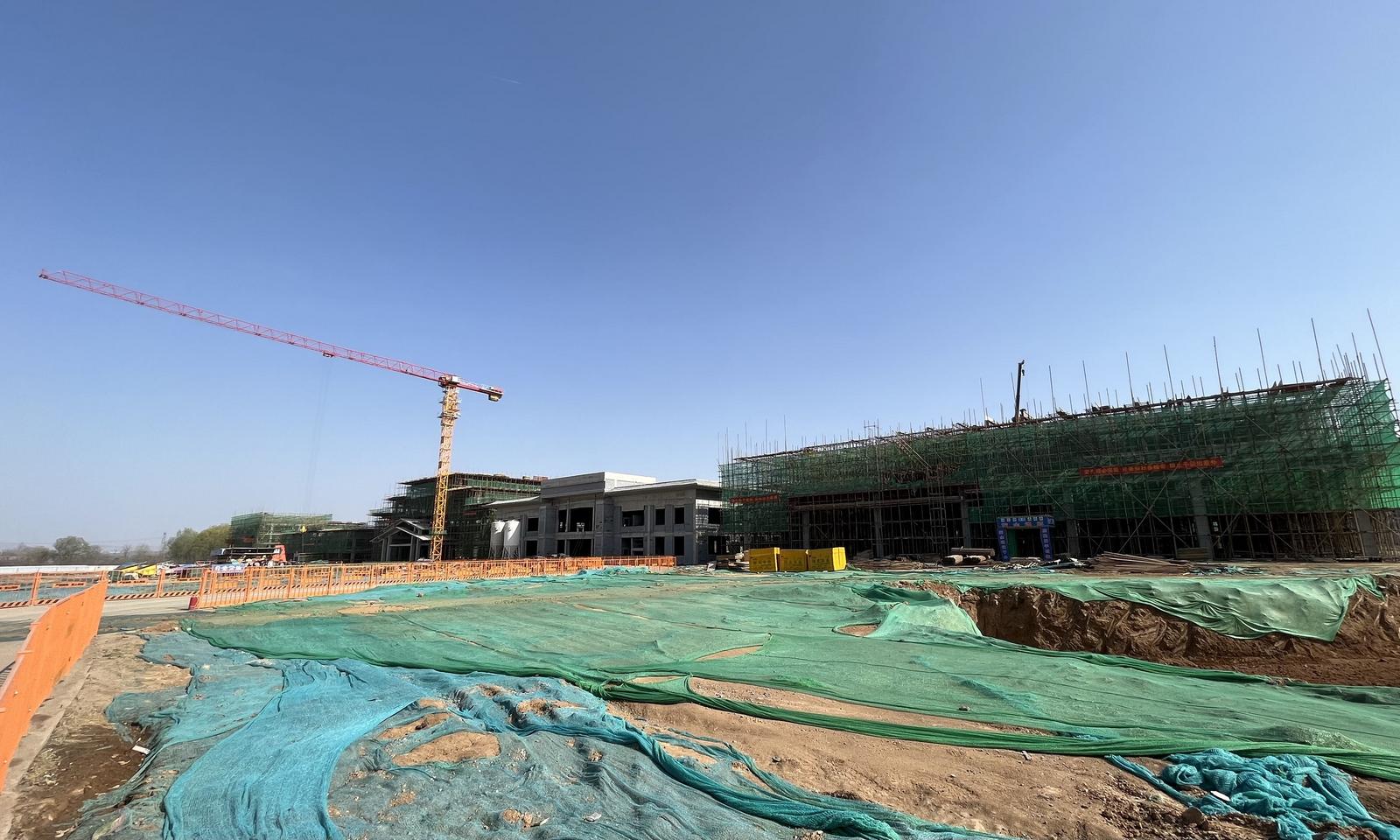 多点发力开启“加速度”,项目建设热度不减。塔吊林立、长臂挥舞,挖掘机机声隆隆,施工车辆往来穿梭……在长子县山海传奇时空广场项目建设工地,工人师傅们鼓足干劲,在技术员的指挥下进行主体加固、路基铺设、钢筋加工等有序作业,奏响了一曲春日里的奋进乐章。