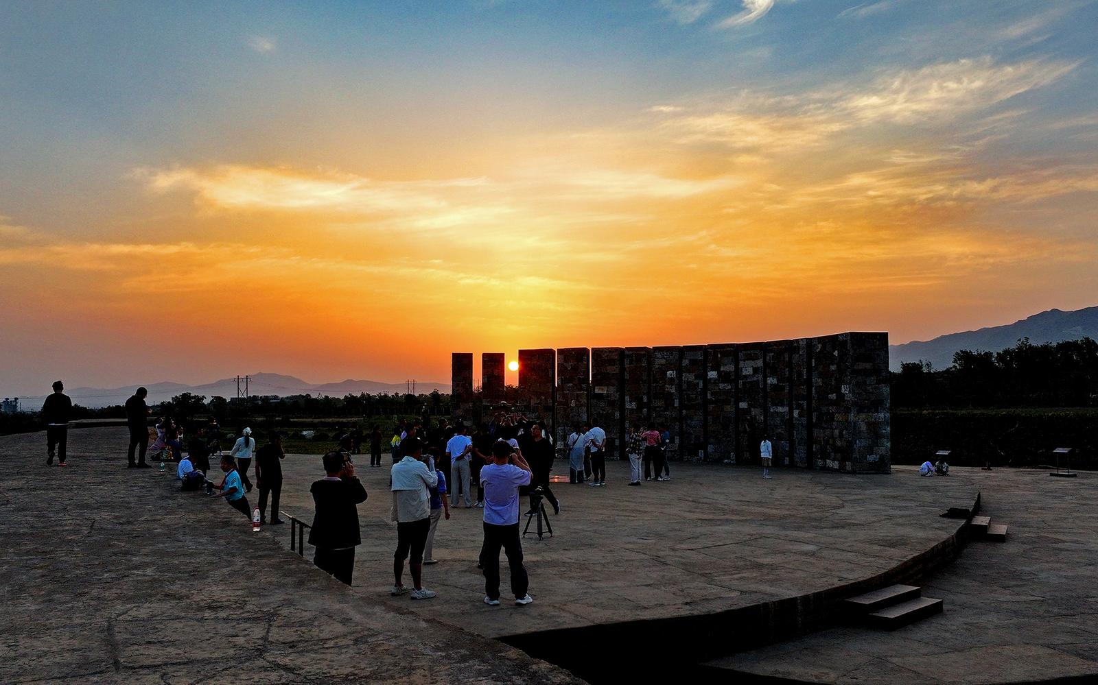 ▲5月21日,小满节气摄于复原的陶寺遗址古观象台。山西日报客户端拍客 李现俊 摄