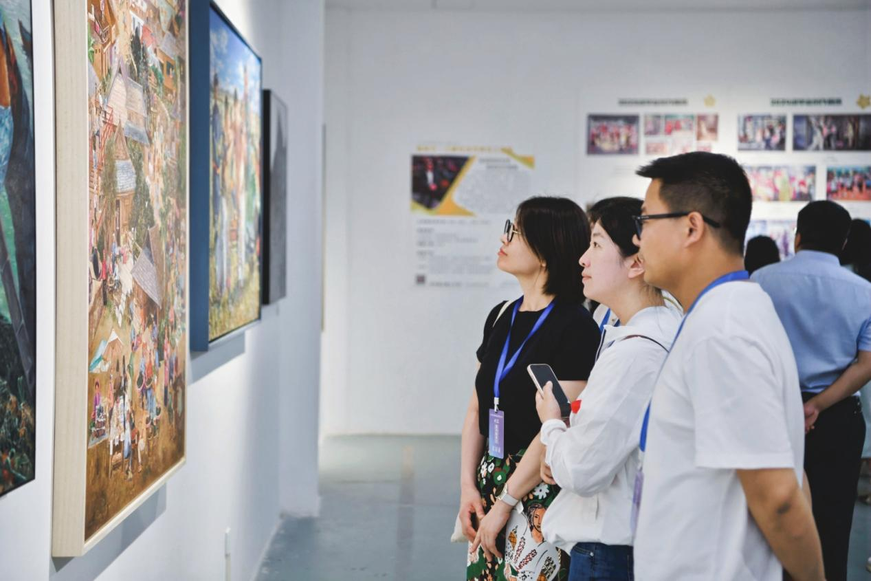 记者们正在参观个性化人才培养工作室作品展。 配图7