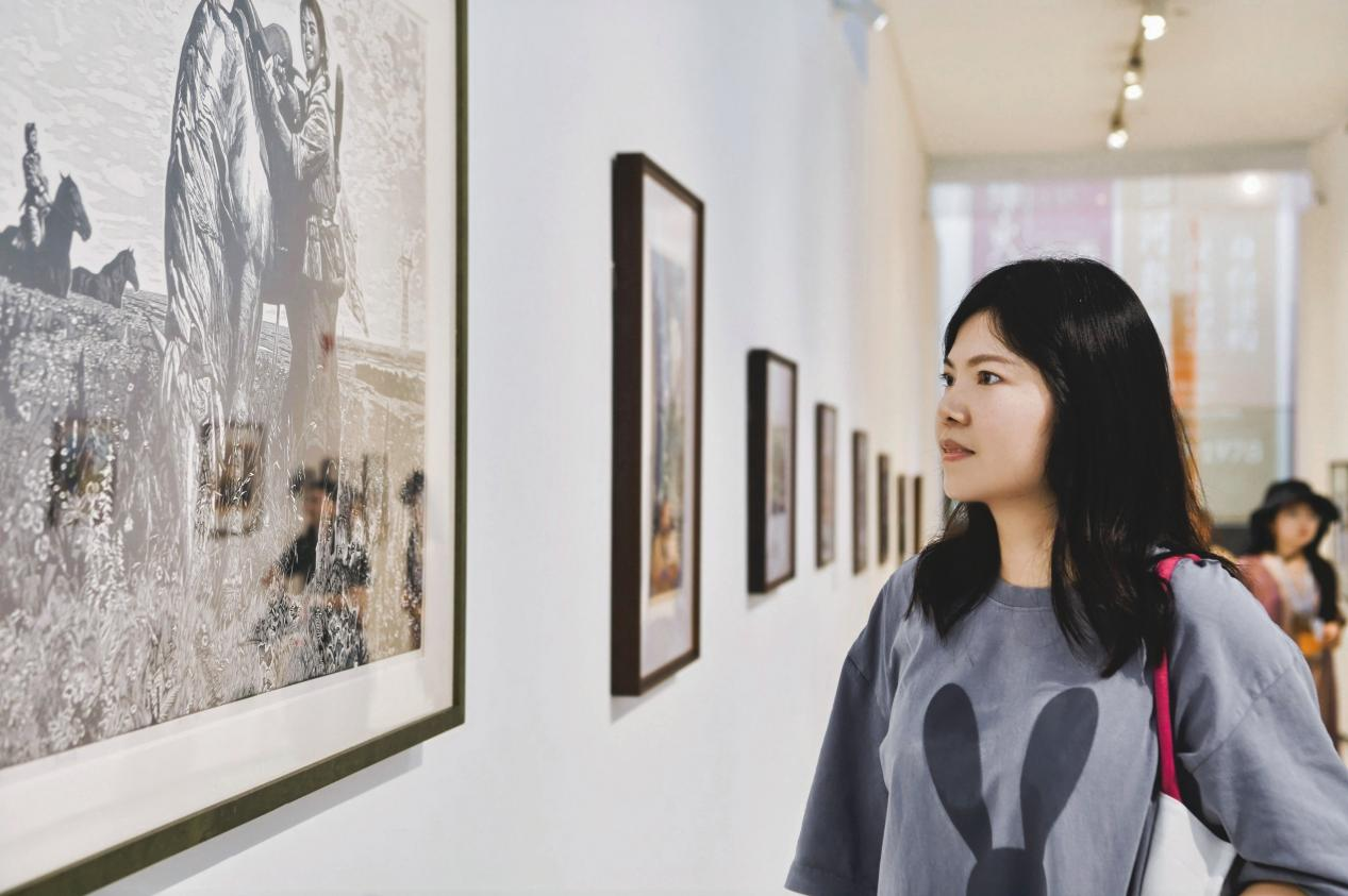 记者团一行参观“学脉华章——铸牢中华民族共同体意识的川美实践”专题研究展。 配图14