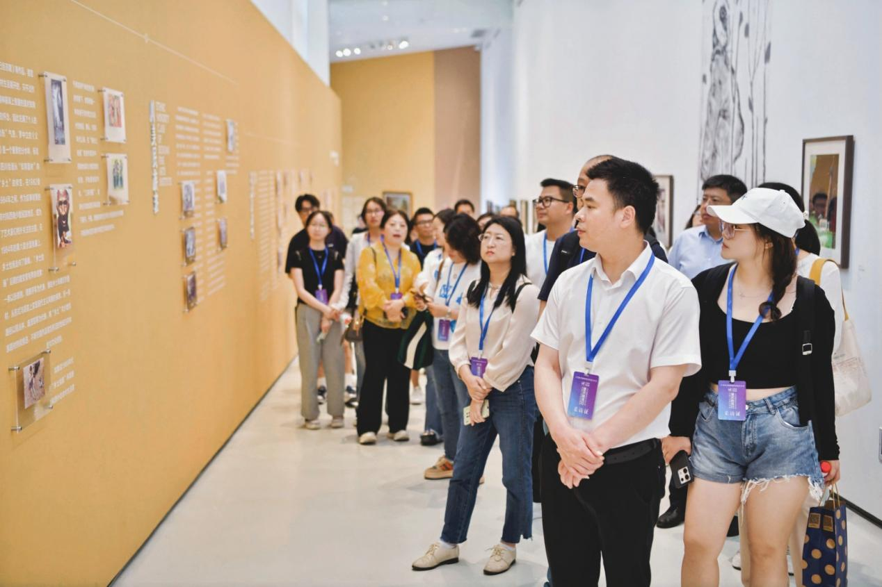 记者团一行参观“学脉华章——铸牢中华民族共同体意识的川美实践”专题研究展。 配图13