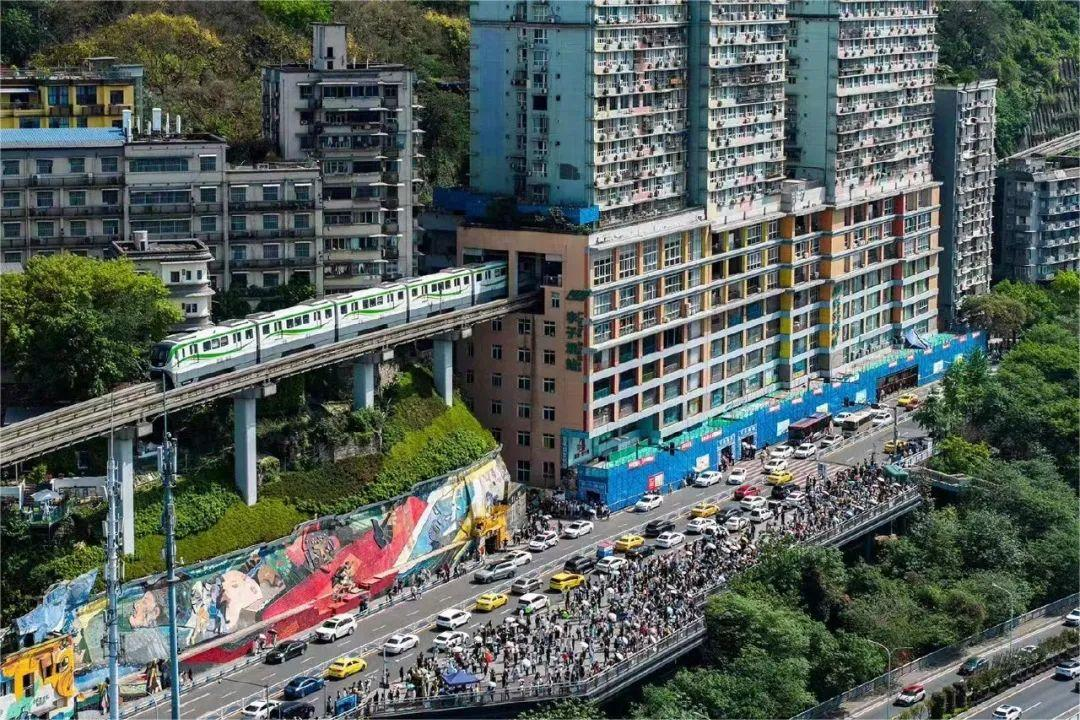 李子坝轻轨穿墙。 配图5