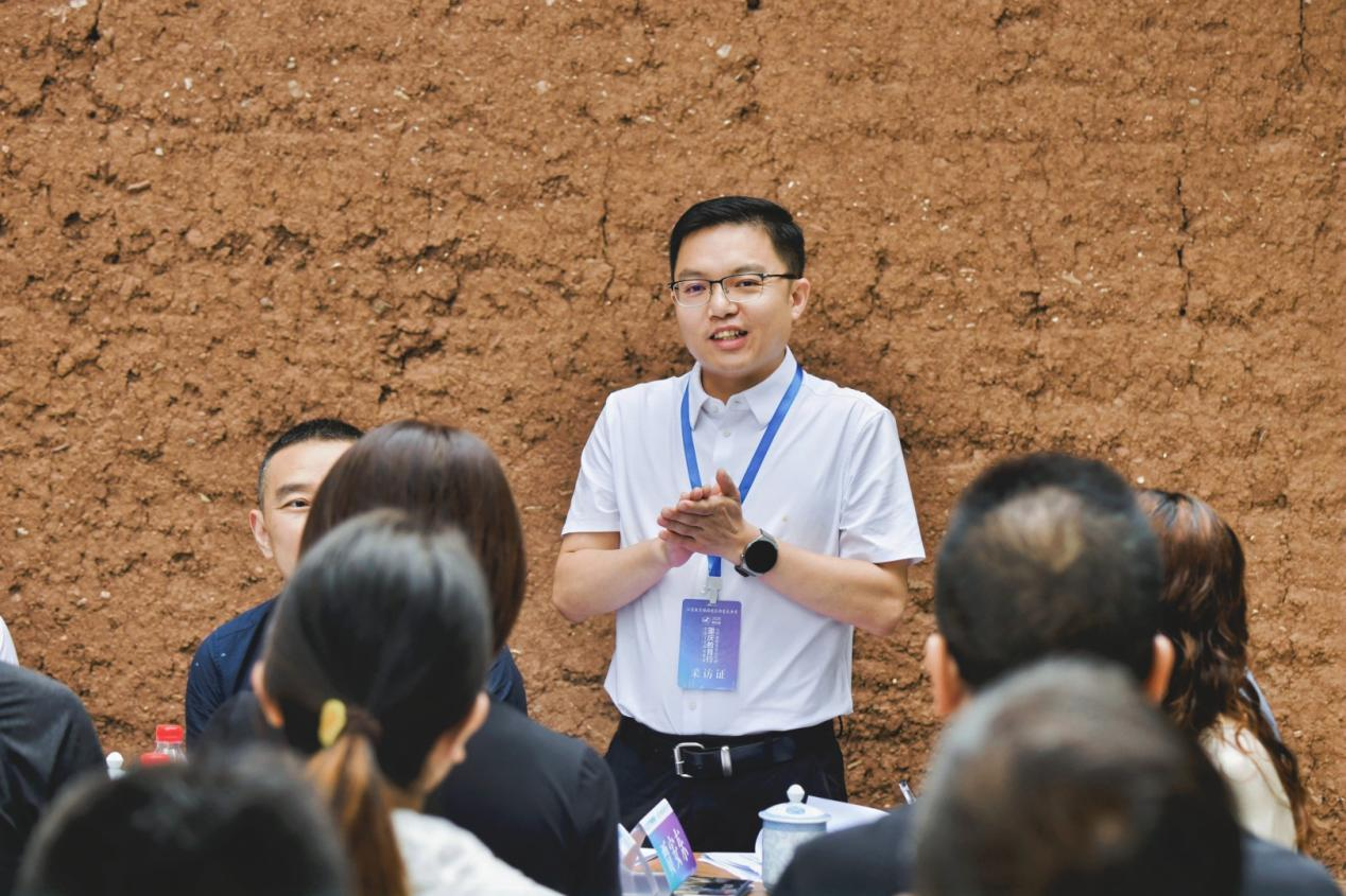 重庆市教育新闻研究会会长、华龙网教育科技公司总经理、总编辑王大伦介绍全国主流网络媒体重庆教育行走进川美有关情况。 配图4