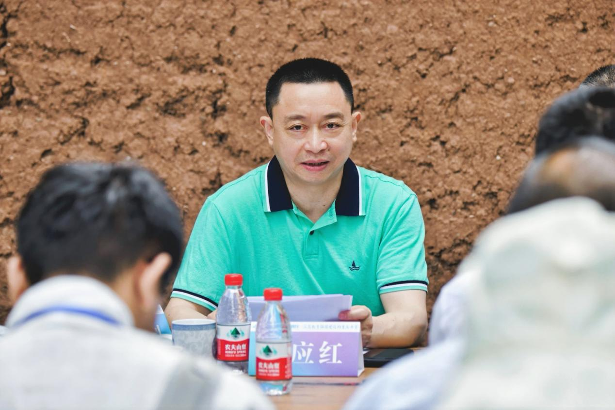 四川美术学院党委副书记肖应红主持会议。 配图2