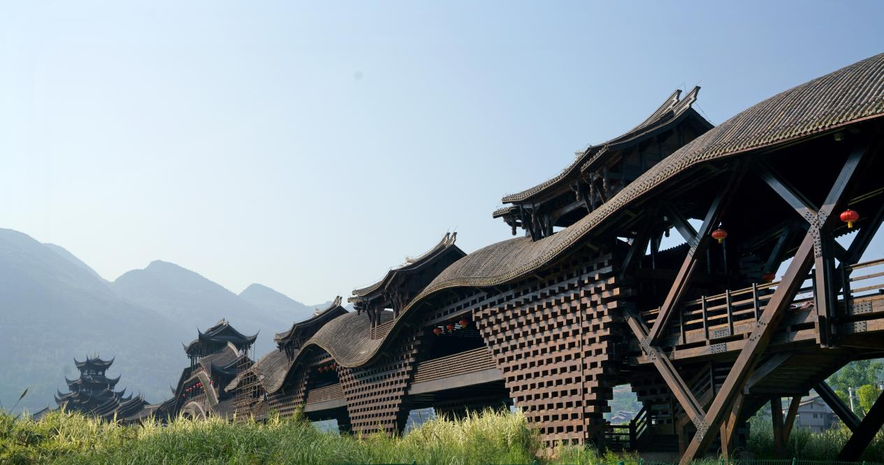 川美设计的濯水古镇风雨廊桥。 配图2