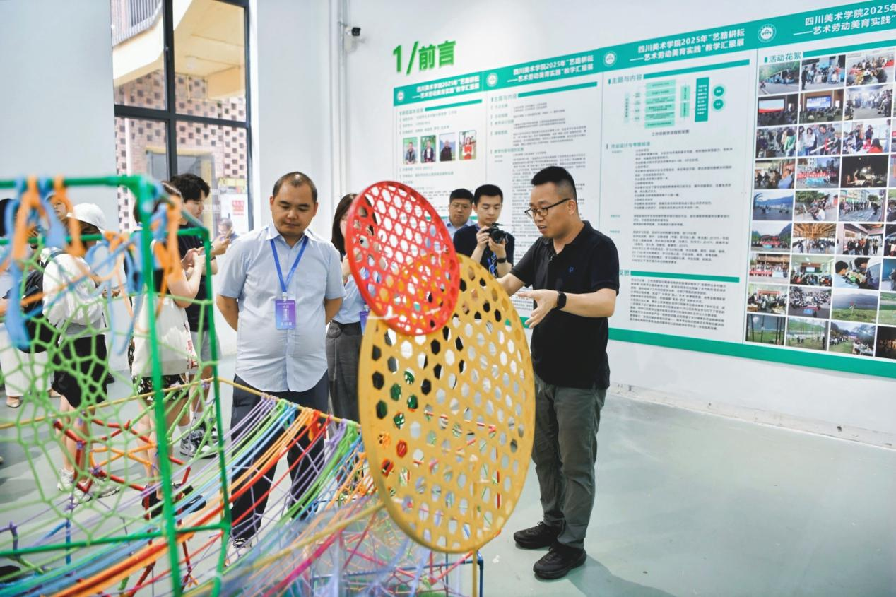 记者们参观“大思政工作坊”成果展。 配图9