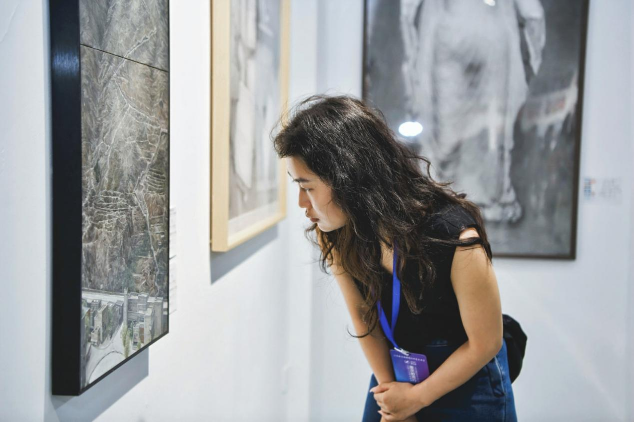 记者参观个性化人才培养工作室作品展。 配图8