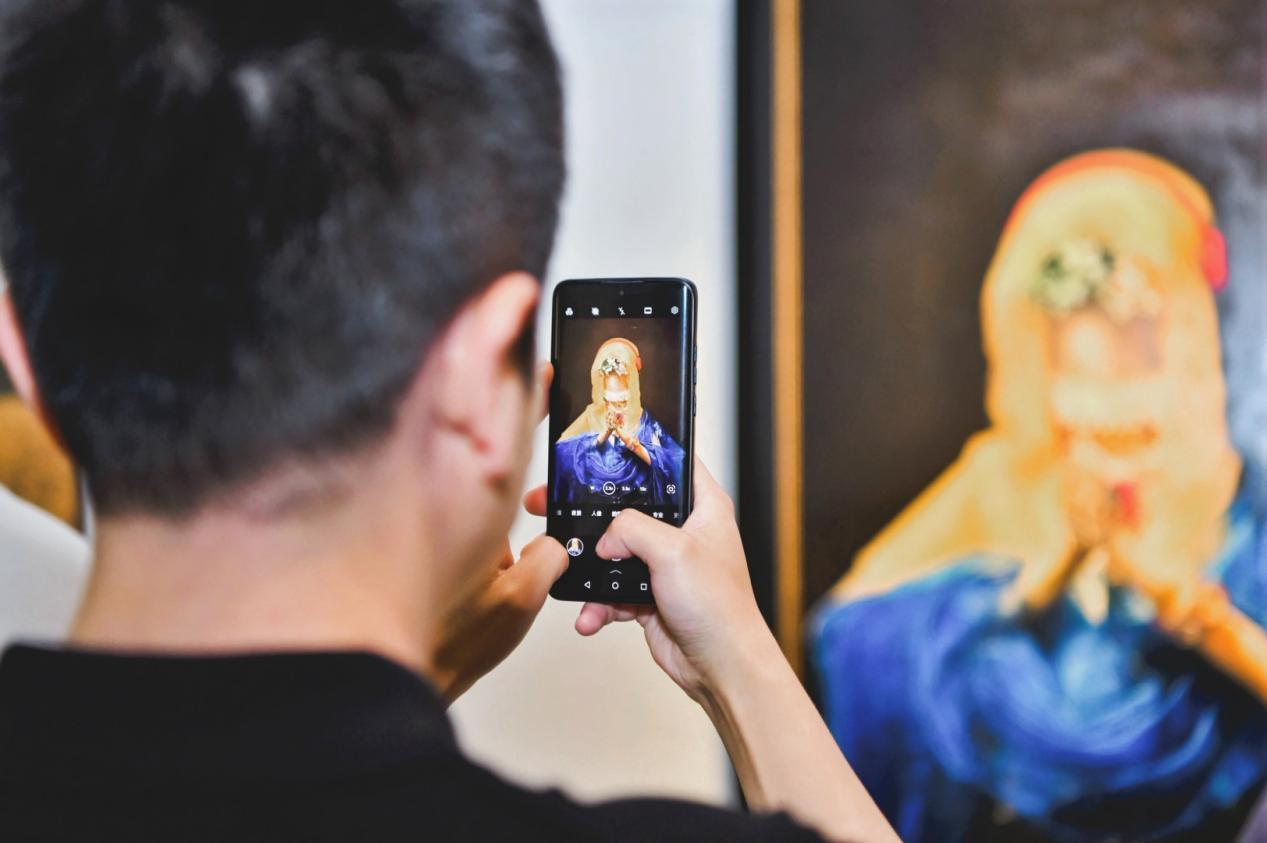 记者团一行参观“开放的六月——2025本科生毕业作品展”。 配图11